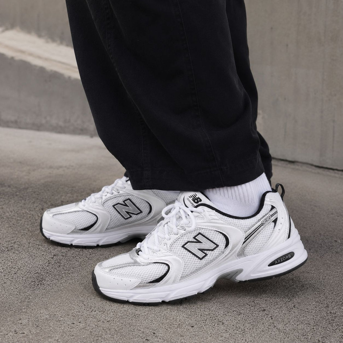 NEW BALANCE 530  | WHITE BLACK